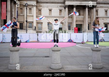 Il giorno dopo la vittoria della squadra di calcio delle donne inglesi nel torneo Euro 2022, in cui hanno battuto la Germania 2-1 in tempo extra, i tifosi inglesi festeggiano a Trafalgar Square, il 1st agosto 2022, a Londra, Inghilterra. L'evento gratuito è stato organizzato dalla English Football Association, dove le donne vincenti (alias le Lionesse) sono apparse sul palco di fronte ad un pubblico adorante composto da famiglie, genitori, bambini e soprattutto giovani donne aspiranti calciatori del futuro. Foto Stock