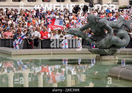 Il giorno dopo la vittoria della squadra di calcio delle donne inglesi nel torneo Euro 2022, in cui hanno battuto la Germania 2-1 in tempo extra, ha riflesso i tifosi inglesi celebrare a Trafalgar Square, il 1st agosto 2022, a Londra, Inghilterra. L'evento gratuito è stato organizzato dalla English Football Association, dove le donne vincenti (alias le Lionesse) sono apparse sul palco di fronte ad un pubblico adorante composto da famiglie, genitori, bambini e soprattutto giovani donne aspiranti calciatori del futuro. (Foto di Richard Baker / in immagini via Getty Images) Foto Stock