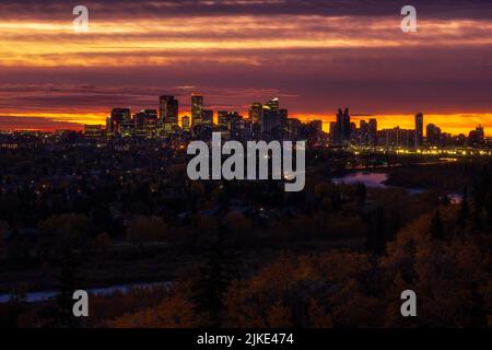 Vista dello splendido skyline di Calgarys lungo il fiume Bow all'alba Foto Stock