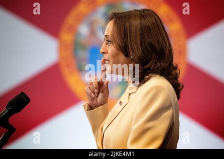 Miami, Stati Uniti. 01st ago 2022. Il vicepresidente AMERICANO Kamala Harris ha commentato gli investimenti della Biden-Harris Administration nella resilienza climatica alla Florida International University di Miami, Florida, USA, 01 agosto 2022. Credit: Sipa USA/Alamy Live News Foto Stock