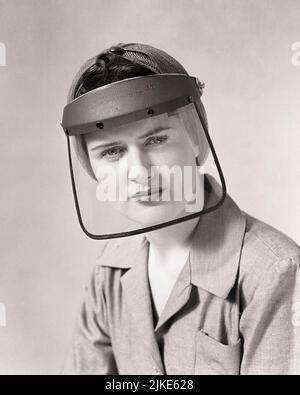 1940S DONNA SERIA GUERRA MONDIALE 2 DIFENSIVO LAVORATORE IN ABITI DA LAVORO CAPELLI RETE INDOSSARE MASCHERA PROTETTIVA CHE GUARDA LA MACCHINA FOTOGRAFICA - I3956 HAR001 HARS FIDUCIA B&W PROTEZIONE OCCHIO CONTATTO LIBERTÀ OBIETTIVI ABILITÀ OCCUPAZIONE ABILITÀ TESTA E SPALLE AVVENTURA SCOPERTA FORZA E LE GUERRE MONDIALI INNOVAZIONE ORGOGLIO DEL LAVORO GUERRA MONDIALE SECONDA GUERRA MONDIALE SECONDA GUERRA MONDIALE IN OPPORTUNITÀ OCCUPAZIONE OCCUPAZIONI USANDO CONCETTUALE SUPPORTO ELEGANTE WORLD WAR 2 INFRASTRUTTURA DIPENDENTE HAIR NET COOPERAZIONE DIFESA MID-ADULT MID-ADULT DONNA SOLUZIONI GIOVANE ADULTO DONNA NERO E. ETNIA CAUCASICA BIANCA CONCENTRAZIONE CIVILE HAR001 Foto Stock