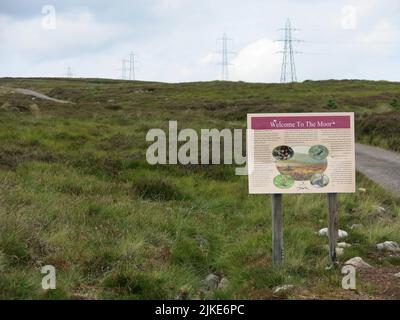 Una bacheca informativa del gruppo Tomatin Moorland sulla fauna selvatica e l'habitat in questa parte delle Highlands scozzesi. Foto Stock