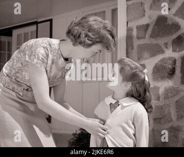 1960S MADRE SORRIDENTE CHE ABBELLISCE IL MAGLIONE DI SUA FIGLIA FELICE MENTRE VA A SCUOLA - J1211 HAR001 HARS 1 GIOVANILE STILE COMUNICAZIONE GIOVANE ADULTO FORTE FAMIGLIE GIOIA LIFESTYLE SODDISFAZIONE FEMMINE CASE SALUBRITÀ HOME VITA COPIA SPAZIO AMICIZIA MEZZA LUNGHEZZA DONNE FIGLIE PERSONE RESIDENZIALI CURA EDIFICI FIDUCIA B&W FELICITÀ ESTERNO LEI CASE CONNESSIONE RESIDENCE SOSTEGNO ATTACCAMENTO PERSONALE AFFETTO PULSANTI COOPERAZIONE EMOZIONE FIGLIA CRESCITA GIOVANI MOMS TOGETHERNESS GIOVANE ADULTA DONNA NERA E BIANCA ETNIA CAUCASICA VA HAR001 VECCHIO STILE Foto Stock