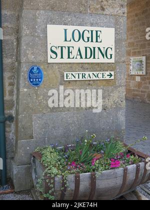 Il cartello all'ingresso di Logie Steading vicino a Forres, un'attrazione turistica in edifici agricoli convertiti con ristorante, libreria, arte e artigianato. Foto Stock