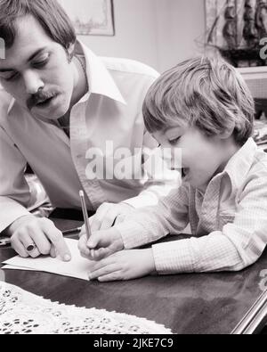 1970S L'UOMO PADRE CHE AIUTA IL SUO GIOVANE FIGLIO ECCITATO E DESIDEROSO A STAMPARE SCRIVERE IL SUO NOME A LETTERE CON UNA MATITA - J14024 HAR001 HARS GIOVANILE COMUNICAZIONE FACCIALE GIOVANE ADULTO LAVORO DI SQUADRA FIGLI GIOIA LIFESTYLE HOME VITA COPIA SPAZIO A METÀ LUNGHEZZA PERSONE ISPIRAZIONE CURA MASCHI SCRIVERE ESPRESSIONI PADRI B&W OBIETTIVI SUCCESSO BAFFI FELICITÀ TESTA E SPALLE ALTO ANGOLO SCOPERTA IL SUO NOME FORZA BAFFI DADS ECCITAZIONE PROGRESSO ORGOGLIO OPPORTUNITÀ VISO CAPELLI SUPPORTO CONCETTUALE CRESCITA GIOVANI PRECISIONE TOGETHERNESS GIOVANE ADULTO UOMO NERO E BIANCO CAUCASICO ETNIA HAR001 VECCHIO STILE Foto Stock