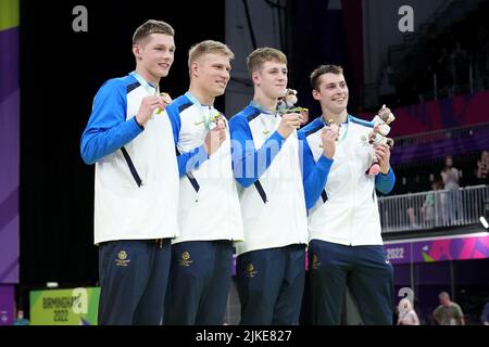 Stephen Milne, Evan Jones, Mark Szaranek e Duncan Scott in Scozia, dopo la finale da 4 x 200m del relè maschile al Sandwell Aquatics Center il quarto giorno dei Giochi del Commonwealth del 2022 a Birmingham. Data foto: Lunedì 1 agosto 2022. Foto Stock