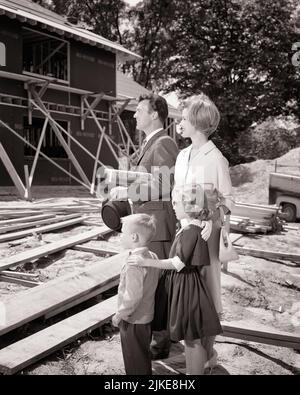 1960S FAMIGLIA DI 4 IN PIEDI SUL LUOGO DI COSTRUZIONE DEL LORO PRESTO ESSERE MADRE NUOVA DELLA CASA PADRE DUE RAGAZZO DEI CAPRETTI RAGAZZA - J9090 HAR001 HARS FUTURO NOSTALGIA FRATELLO VECCHIO MODO SORELLA GIOVANE STILE DESIGN FIGLI FAMIGLIE GIOIA STILE DI VITA SODDISFAZIONE ARCHITETTURA FEMMINE CASE CONIUGATE FRATELLI LUOGO CONIUGE MARITI SALUTE HOME VITA COPIA SPAZIO METÀ LUNGHEZZA DONNE FIGLIE PERSONE ISPIRAZIONE RESIDENZIALE MASCHI EDIFICI FRATELLI SORELLE B&W PARTNER OBIETTIVI SUCCESSO SOGNI STRUTTURA FELICITÀ PRESTO AVVENTURA ECCITAZIONE PROGRESSO OPPORTUNITÀ CASE FRATELLO FAMIGLIA NUCLEARE CONIUGARE CONCETTUALE RESIDENZA ADULTO MEDIO Foto Stock