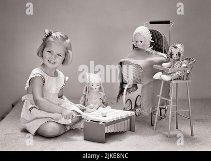 1940S RAGAZZA BIONDA SORRIDENTE CHE GIOCA A TOY XYLAPHONE CON I MAZZETTI DI LEGNO CON LE SUE BAMBOLE PER UN PUBBLICO - J9298 HAR001 HARS SOUND SATISFACTION MUSICISTA FEMMINE STUDIO SHOT HEALTHINESS HOME VITA COPIA SPAZIO HALF-LENGTH ISPIRAZIONE CONFIDENZA B&W PERFORMING ARTS HAPPINESS CHEERFUL HIGH ANGOLO ORGOGLIO SORRIDE STRUMENTO MUSICALE IMMAGINAZIONE CONCETTUALE GIOIOSO MALLETS CREATIVITÀ CRESCITA HIGH CHAIR GIOVANI BIANCO E NERO ETNIA CAUCASICA HAR001 VECCHIO STILE Foto Stock