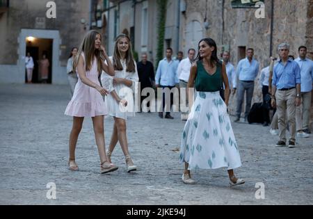 Valldemossa, Spagna. 01st ago 2022. La regina spagnola Letizia (r) con le figlie Crown Princess Leonor e Infanta Sofia (l) visitano Cartoixa de Valldemossa. La famiglia reale spagnola ha iniziato la sua vacanza estiva annuale a Maiorca. Credit: Clara Margais/dpa/Alamy Live News Foto Stock