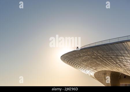 I turisti si godono il tramonto dalla cima del museo MAAT nel quartiere di Belem a Lisbona Foto Stock