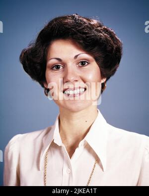 1970S RITRATTO DI BRUNA SORRIDENTE DONNA CHE INDOSSA BLUSA BIANCA CATENA D'ORO GUARDANDO LA MACCHINA FOTOGRAFICA - KG8760 HAR001 HARS SIGNORE PERSONE PROFESSIONE FIDUCIA ESPRESSIONI OCCHIO CONTATTO BRUNETTE VISIONE OCCUPAZIONE FELICITÀ TESTA E SPALLE ALLEGRO CARRIERA BLUSA OCCUPAZIONI SORRISI GIOIOSO GIOVANE ADULTA DONNA CAUCASICA ETNIA DIRETTA HAR001 VECCHIO STILE Foto Stock