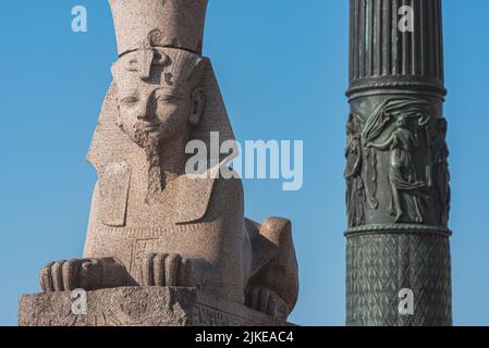 Sphinx in Universitetskaya Embankment, uno di due. Un'antica statua egizia, un punto di riferimento di San Pietroburgo, Russia. Foto Stock