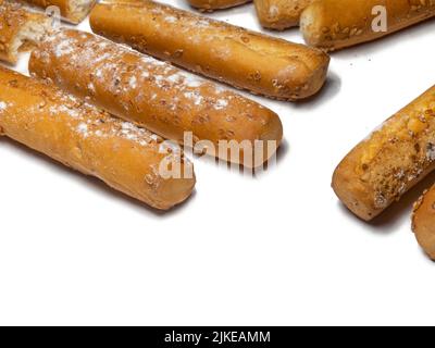 Biscotti al sesamo su sfondo bianco. I biscotti sono allungati sotto forma di bastoncini. Prodotti del pane. Prodotti a base di farina. Cibo sano. Biscotti croccanti Foto Stock