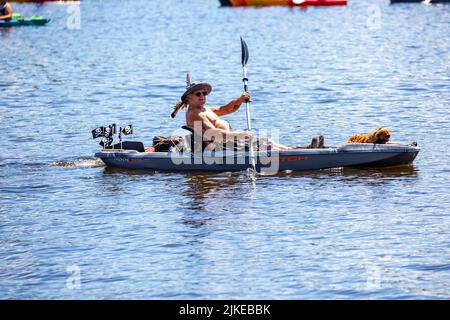 Wausau, Wisconsin, USA, luglio 30, 2022: Giro annuale dei pub con paddle 8th sul lago Wausau e sul fiume Wisconsin, i kayakers godono l'evento di Sabato con BE Foto Stock