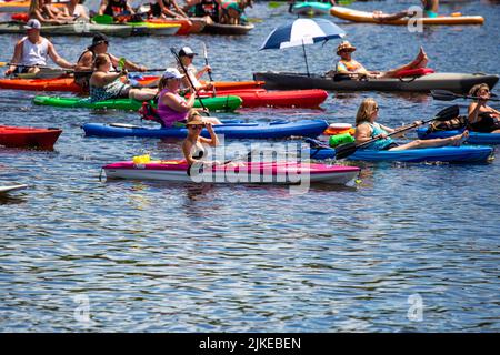 Wausau, Wisconsin, USA, luglio 30, 2022: Giro annuale dei pub con paddle 8th sul lago Wausau e sul fiume Wisconsin, i kayakers godono l'evento di Sabato con BE Foto Stock