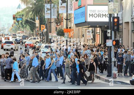 Hollywood - USA, 16 marzo 2014: Un gruppo affollato di pedoni che attraversano il semaforo verde di Vine Street è una delle strade più trafficate d'America. Foto Stock