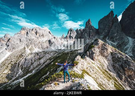 Wanderin genießt die Aussicht auf die Cadini die Misurina Foto Stock