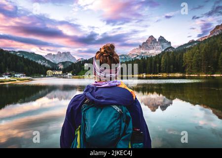 Wanderin genießt die Abendstimmung am Misurinasee Foto Stock