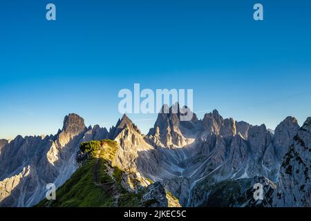 Wanderer genießt die atemberaubende Aussicht auf die Cadini die Misurina an einem bekannten Instagram Ort Foto Stock