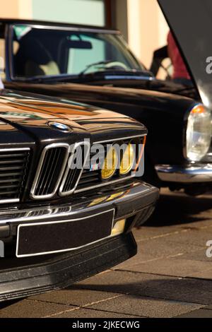 Una vista verticale di una BMW E24 durante l'evento Rallye des Princesses in Francia Foto Stock