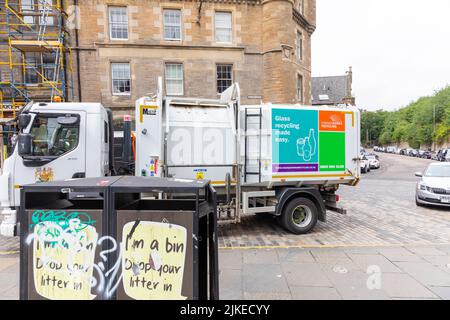 Servizi di raccolta rifiuti del consiglio per contenitori vuoti nel centro di Edimburgo, Scozia, Regno Unito Foto Stock