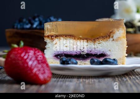 Deliziosa torta con ripieno di mirtilli e gelatina trasparente, delizioso dessert con frutti di bosco e gelatina Foto Stock