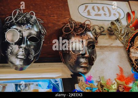 Italia. Venezia. 09.07.2022 maschere veneziane in un negozio della città, tradizioni. Foto Stock