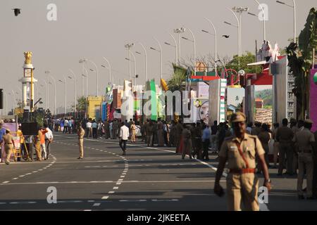 Chennai, Tamilnadu / India - Gennaio 01 2020 : funzionari e persone della polizia si stanno preparando a vedere funzioni o sfilate presso la spiaggia di Chennai Marina sull'occa Foto Stock