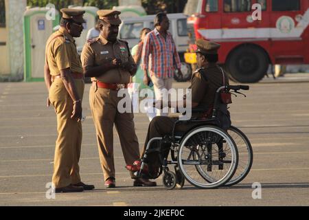 Chennai, Tamilnadu / India - Gennaio 01 2020 : ufficiale di polizia in sedia a rotelle è pronto per il parading e il controllo delle precauzioni presso la spiaggia di Chennai marina su Foto Stock