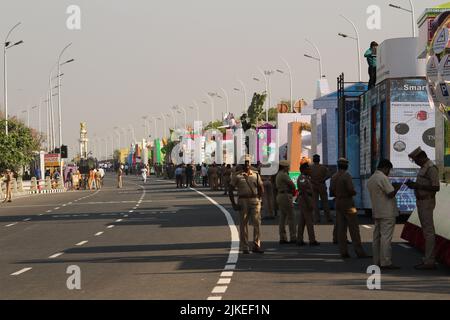 Chennai, Tamilnadu / India - Gennaio 01 2020 : funzionari e persone della polizia si stanno preparando a vedere funzioni o sfilate presso la spiaggia di Chennai Marina sull'occa Foto Stock