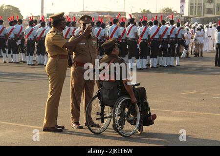 Chennai, Tamilnadu / India - Gennaio 01 2020 : ufficiale di polizia in sedia a rotelle è pronto per il parading e il controllo delle precauzioni presso la spiaggia di Chennai marina su Foto Stock