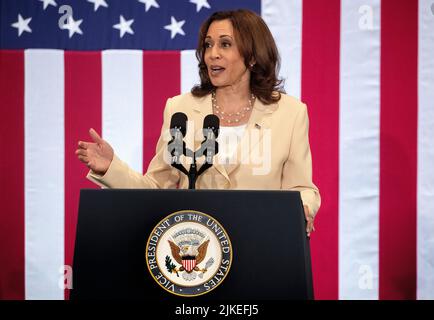 Miami, Florida, Stati Uniti. 01st ago 2022. Kamala Harris, vicepresidente degli Stati Uniti, ha commentato gli investimenti di Biden-Harris Administrations nella resilienza climatica alla Florida International University di Miami, Florida, USA, 01 agosto 2022. Credit: Cristobal Herrera-Ulashkevich/Pool via CNP/dpa/Alamy Live News Foto Stock