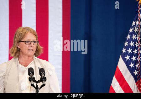 Miami, Florida, Stati Uniti. 01st ago 2022. L'amministratore della Federal Emergency Management Agency (FEMA) Deanne Criswell ha commentato la resilienza climatica alla Florida International University di Miami, Florida, USA, 01 agosto 2022. Credit: Cristobal Herrera-Ulashkevich/Pool via CNP/dpa/Alamy Live News Foto Stock