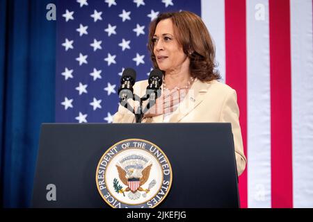 Miami, Florida, Stati Uniti. 01st ago 2022. Kamala Harris, vicepresidente degli Stati Uniti, ha commentato gli investimenti di Biden-Harris Administrations nella resilienza climatica alla Florida International University di Miami, Florida, USA, 01 agosto 2022. Credit: Cristobal Herrera-Ulashkevich/Pool via CNP/dpa/Alamy Live News Foto Stock