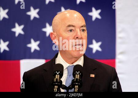 Miami, Florida, Stati Uniti. 01st ago 2022. Il Segretario degli Stati Uniti per la sicurezza interna Alejandro Mayorkas ha commentato la resilienza climatica alla Florida International University di Miami, Florida, USA, 01 agosto 2022. Credit: Cristobal Herrera-Ulashkevich/Pool via CNP/dpa/Alamy Live News Foto Stock