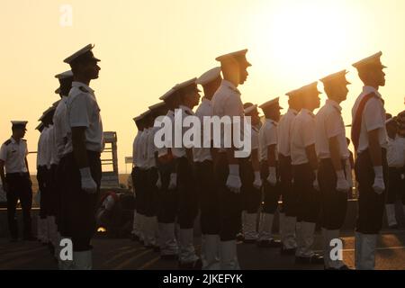Chennai, Tamilnadu / India - Gennaio 01 2020 : scout indiani o studenti della scuola pronti per la parata alla spiaggia di Chennai marina in occasione della Repubblica dell'India Foto Stock