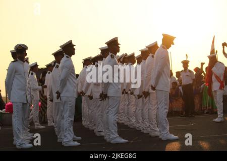 Chennai, Tamilnadu / India - Gennaio 01 2020 : scout indiani o studenti della scuola pronti per la parata alla spiaggia di Chennai marina in occasione della Repubblica dell'India Foto Stock