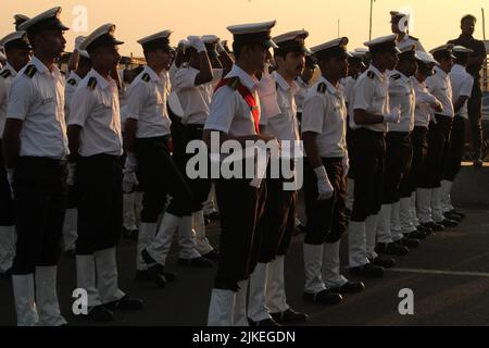 Chennai, Tamilnadu / India - Gennaio 01 2020 : scout indiani o studenti della scuola pronti per la parata alla spiaggia di Chennai marina in occasione della Repubblica dell'India Foto Stock