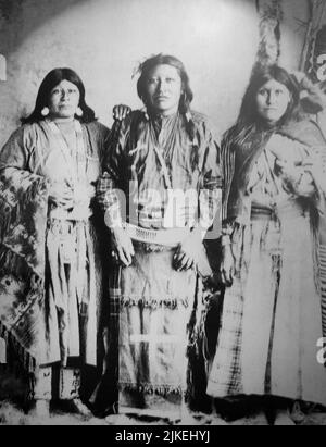 Fotografia storica in bianco e nero di tre Ute meridionali, 2 donne e 1 uomo, vestito in regalia tradizionale. Fine del 1800 Foto Stock