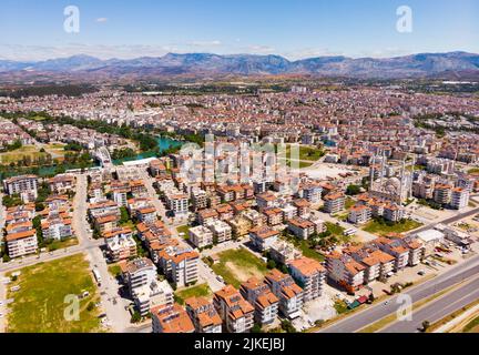 Vista panoramica aerea della città di Manavgat di giorno Foto Stock
