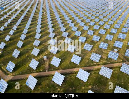 Vista dall'alto della grande centrale solare Foto Stock