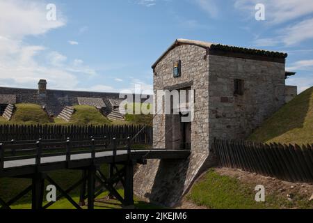 Bridge crossing moat at stone fortress gate at Old Fort Niagara State Park, NY Foto Stock