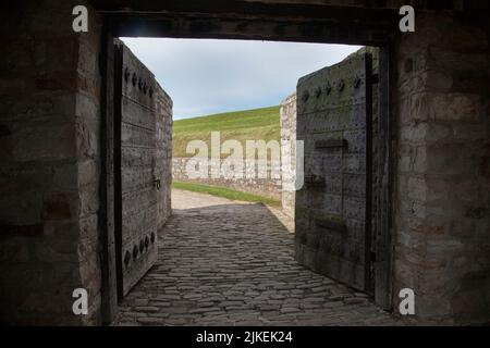 Bridge crossing moat at stone fortress gate at Old Fort Niagara State Park, NY Foto Stock
