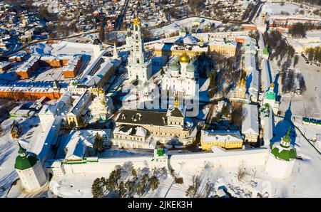 Vista dal drone della Trinity-Sergius Lavra e quartieri residenziali della città di Sergiev Posad. Foto Stock