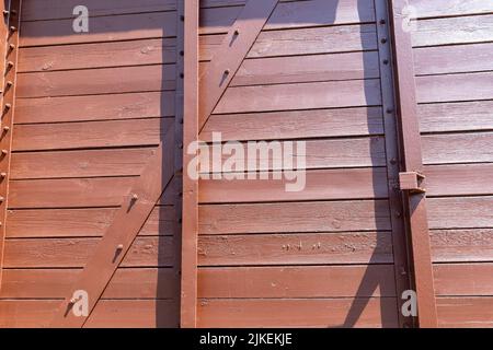 Parte della struttura in legno e metallo di una vecchia locomotiva a vapore, elementi in legno della macchina fatti di bastoni e assi Foto Stock