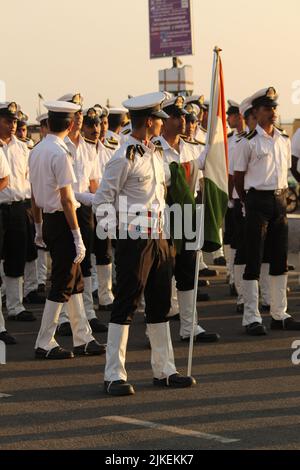 Chennai, Tamilnadu / India - Gennaio 01 2020 : scout indiani o studenti della scuola pronti per la parata alla spiaggia di Chennai marina in occasione della Repubblica dell'India Foto Stock