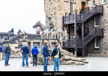 Castello di Edimburgo e turisti che visitano il castello, il centro di Edimburgo, Scozia, Regno Unito Foto Stock