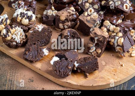 Torta al cioccolato con uso di cacao e burro con zucchero, torta al cioccolato classica europea orientale come patate marzapane con uso di cacao Foto Stock