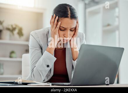 Dolore, mal di testa e stressato responsabile finanziario sensazione di malessere, stanco e preoccupato per un problema finanziario alla sua società startup. Giovane e frustrato Foto Stock