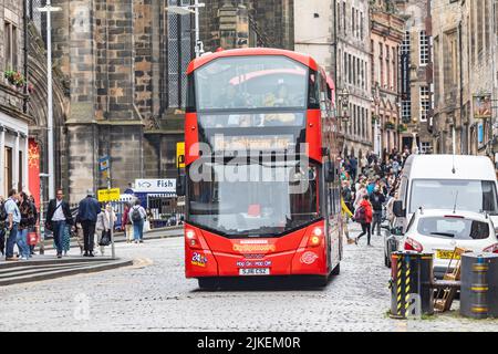 Il Royal Mile Edinburgh, a due piani Red City explorer tour passeggeri in autobus salire a bordo per il tour della città di Edimburgo, Scozia, UK estate 2022 Foto Stock